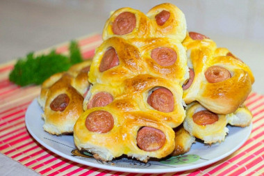 Drożdżowe pierożki z parówką z piekarnika przepis ze zdjęciami krok po kroku i wideo