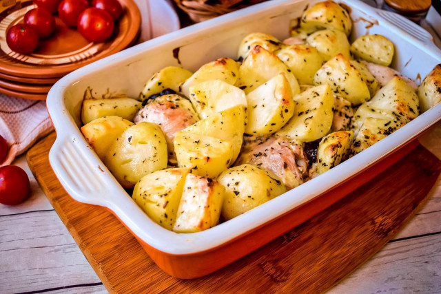 Kurczak w majonezie z cebulą i ziemniakami z piekarnika przepis ze zdjęciami krok po kroku