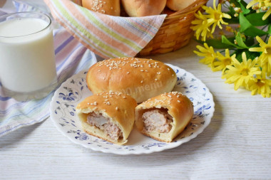 Pierożki z mięsem mielonym z ciasta drożdżowego w piekarniku przepis ze zdjęciami krok po kroku i wideo