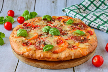 Pizza z mozzarellą i pomidorami przepis ze zdjęciami krok po kroku i wideo