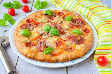 Pizza z mozzarellą i pomidorami przepis ze zdjęciami krok po kroku i wideo