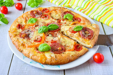 Pizza z mozzarellą i pomidorami przepis ze zdjęciami krok po kroku i wideo