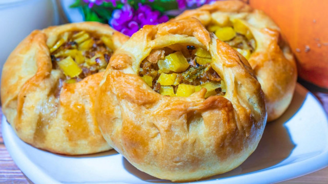 Pierożki z mięsem mielonym i ziemniakami z piekarnika przepis ze zdjęciami krok po kroku i wideo