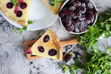 Tarta z mrożonymi jeżynami z kruchego ciasta w piekarniku przepis ze zdjęciami krok po kroku i wideo