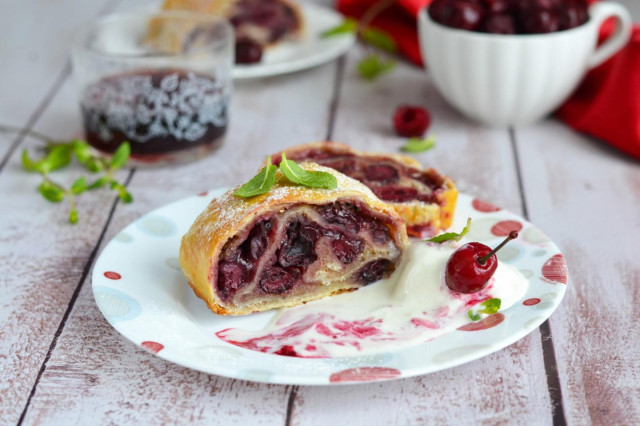 Strudel wiśniowy przepis ze zdjęciami krok po kroku i wideo