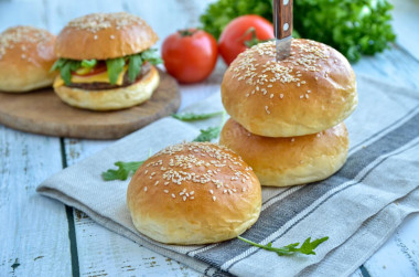 Domowe bułki do hamburgerów jak w McDonaldzie przepis ze zdjęciami krok po kroku i wideo