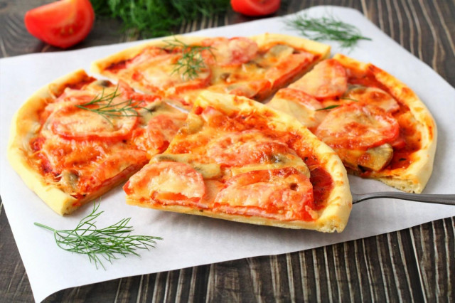 Pizza na cienkim cieście bez drożdży przepis ze zdjęciami krok po kroku i wideo