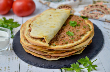 Lahmacun po turecku przepis ze zdjęciami krok po kroku i wideo