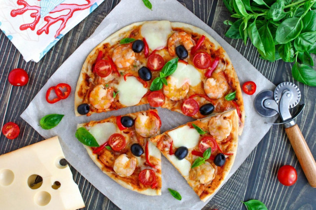 Domowa pizza z krewetkami i serem przepis ze zdjęciami krok po kroku i wideo