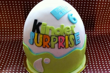 Tort „Kinder Niespodzianka” z masy cukrowej przepis ze zdjęciami krok po kroku i wideo