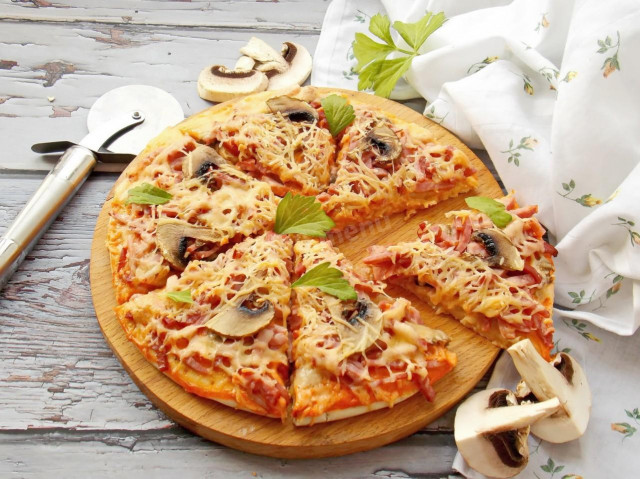 Pizza z kiełbasą, grzybami i serem przepis ze zdjęciami krok po kroku i wideo