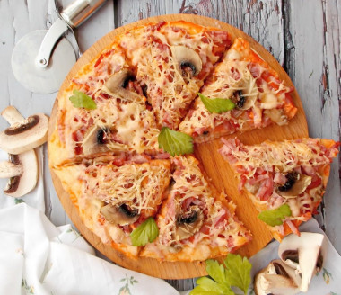 Pizza z kiełbasą, grzybami i serem przepis ze zdjęciami krok po kroku i wideo