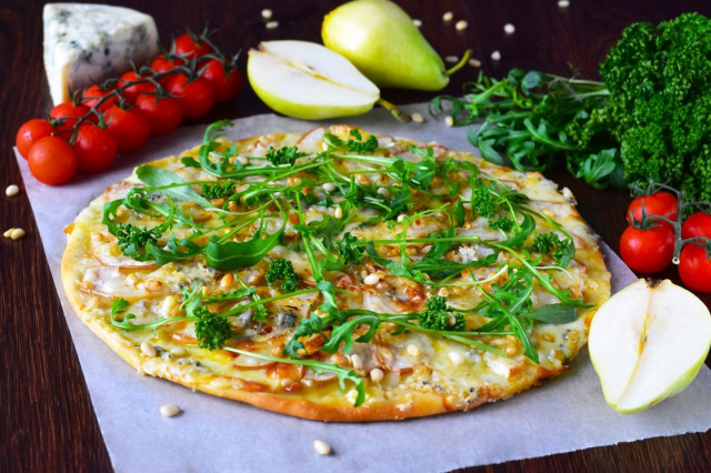 Pizza z gruszką i gorgonzolą przepis ze zdjęciami krok po kroku i wideo