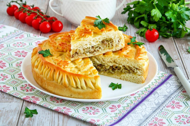 Drożdżowy placek z kapustą i mięsem przepis ze zdjęciami krok po kroku