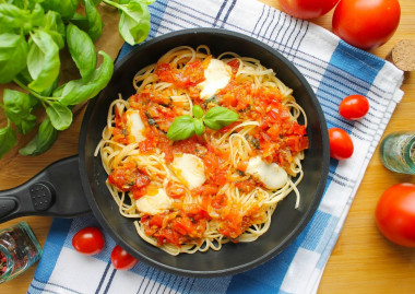 Spaghetti z serem i pomidorami przepis ze zdjęciami krok po kroku i wideo