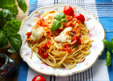 Spaghetti z serem i pomidorami przepis ze zdjęciami krok po kroku i wideo