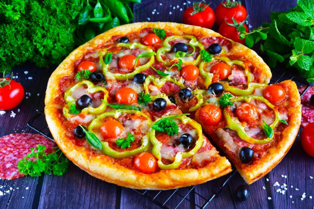 Pizza z salami i mozzarellą przepis ze zdjęciami krok po kroku i wideo