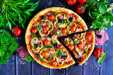 Pizza z salami i mozzarellą przepis ze zdjęciami krok po kroku i wideo