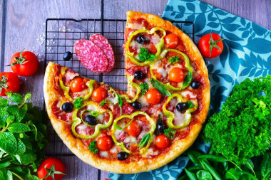 Pizza z salami i mozzarellą przepis ze zdjęciami krok po kroku i wideo
