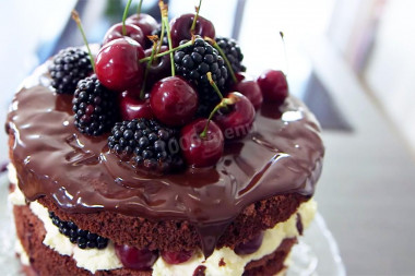 Naked cake z owocami na biszkopcie czekoladowym z mascarpone przepis ze zdjęciami krok po kroku i wideo