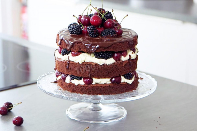 Naked cake z owocami na biszkopcie czekoladowym z mascarpone przepis ze zdjęciami krok po kroku i wideo