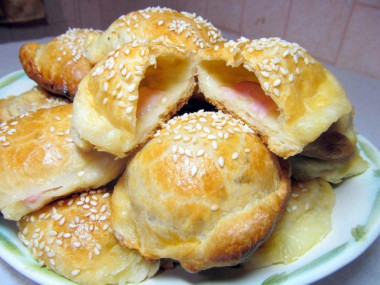 Pierożki z ciasta francuskiego z szynką i serem przepis ze zdjęciami krok po kroku i wideo