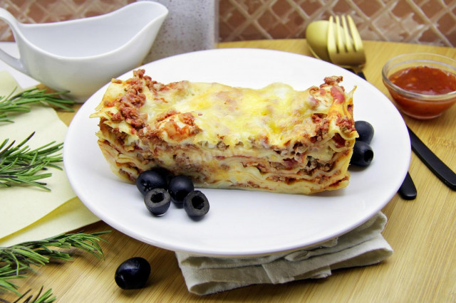 Klasyczna lasagne z sosem beszamelowym przepis ze zdjęciami krok po kroku