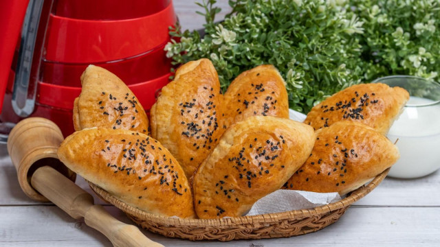 Pierożki na kefirze z nadzieniem z twarogu i sera przepis ze zdjęciami krok po kroku i wideo