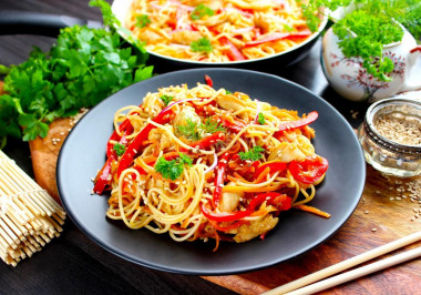 Makaron udon z kurczakiem w sosie teriyaki i warzywami przepis ze zdjęciami krok po kroku i wideo