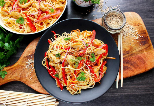 Makaron udon z kurczakiem w sosie teriyaki i warzywami przepis ze zdjęciami krok po kroku i wideo