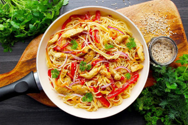 Makaron udon z kurczakiem w sosie teriyaki i warzywami przepis ze zdjęciami krok po kroku i wideo