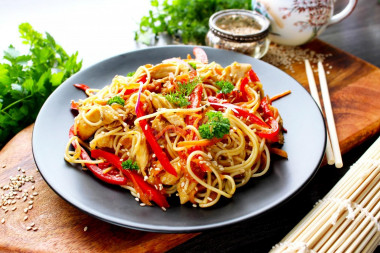 Makaron udon z kurczakiem w sosie teriyaki i warzywami przepis ze zdjęciami krok po kroku i wideo