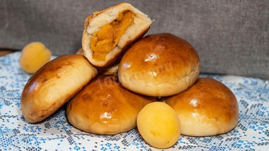 Drożdżowe pierożki na kefirze z morelami przepis ze zdjęciami krok po kroku i wideo