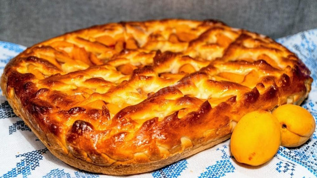 Drożdżowy placek z morelami i dżemem na kefirze przepis ze zdjęciami krok po kroku i wideo