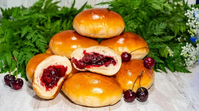 Słodkie pierożki drożdżowe na kefirze z nadzieniem wiśniowym przepis ze zdjęciami krok po kroku i wideo