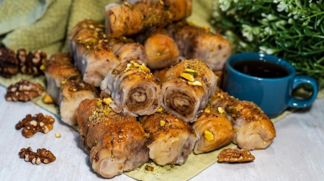 Baklawa z ciasta francuskiego z orzechami po turecku przepis ze zdjęciami krok po kroku i wideo