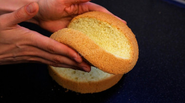 Biszkopt z mąki, cukru, wody, waniliny i proszku do pieczenia przepis ze zdjęciami krok po kroku i wideo