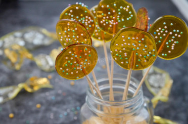 Domowe lizaki karmelowe na patyku przepis ze zdjęciami krok po kroku i wideo