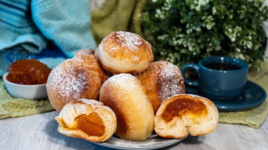 Klasyczne pączki z powidłami smażone w głębokim tłuszczu przepis ze zdjęciami krok po kroku i wideo