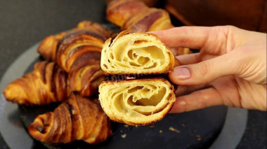 Francuskie croissanty z drożdżowego ciasta francuskiego przepis ze zdjęciami krok po kroku i wideo