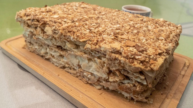 Tort „Napoleon” z ciasta francuskiego na margarynie z mlekiem skondensowanym przepis ze zdjęciami krok po kroku i wideo