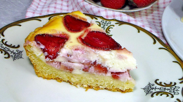 Delikatny placek z twarogiem i truskawkami przepis ze zdjęciami krok po kroku i wideo