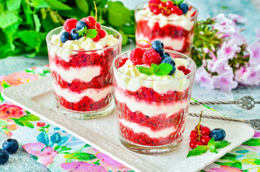 Trifle „Red Velvet” w kubeczkach z kremem serowym przepis ze zdjęciami krok po kroku i wideo