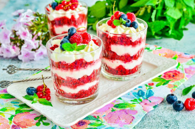 Trifle „Red Velvet” w kubeczkach z kremem serowym przepis ze zdjęciami krok po kroku i wideo