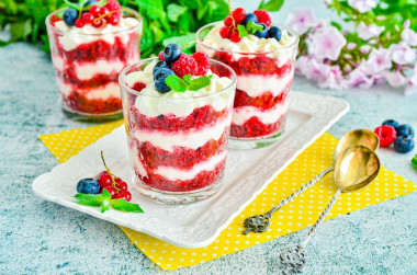 Trifle „Red Velvet” w kubeczkach z kremem serowym przepis ze zdjęciami krok po kroku i wideo