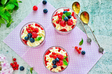 Trifle „Red Velvet” w kubeczkach z kremem serowym przepis ze zdjęciami krok po kroku i wideo