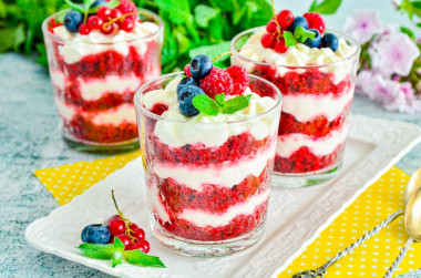Trifle „Red Velvet” w kubeczkach z kremem serowym przepis ze zdjęciami krok po kroku i wideo