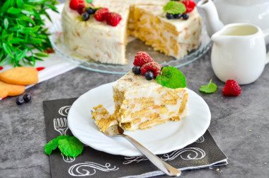 Tort bez pieczenia z bananami, śmietaną i ciastkami przepis ze zdjęciami krok po kroku i wideo
