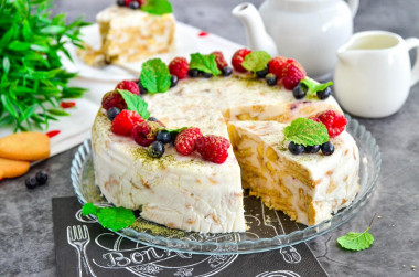 Tort bez pieczenia z bananami, śmietaną i ciastkami przepis ze zdjęciami krok po kroku i wideo