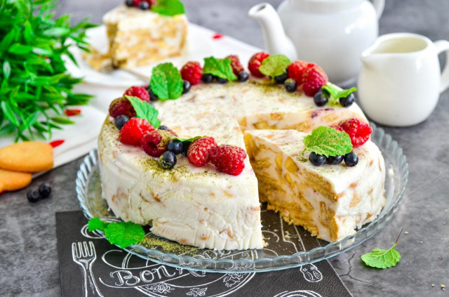 Tort bez pieczenia z bananami, śmietaną i ciastkami przepis ze zdjęciami krok po kroku i wideo